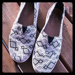 NWOT Toms Aztec shoes!
